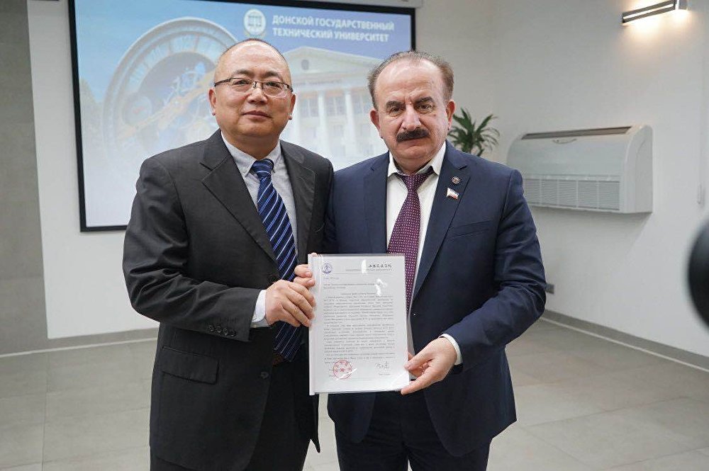 山东交通学院国际教育学院院长商岳（左）与俄罗斯顿河国立技术大学校长梅什西.贝西克.乔霍耶维奇（右）合影